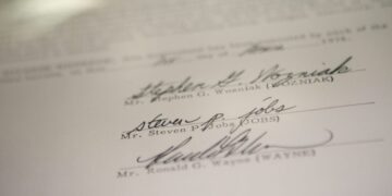 Apple cofounder Ronald Wayne sold his 10% stake for $800 in 1976—today it’d be worth up to $400 billion