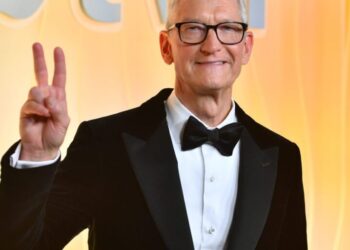Apple CEO Tim Cook out-earns the average American’s salary in just 7 hours—to put that into context, he could buy a new $439,000 home in just 2 days