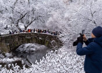 Photos of the Week: London Fog, Scooter Blankets, Giant Snowman