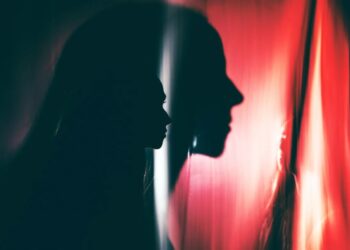 Woman Suffers AI Psychosis After Obsessively Generating AI Images of Herself