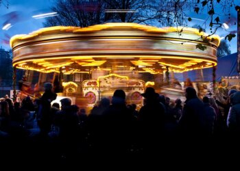 Lonely Over the Holidays? Experts Weigh in on How to Deal With It