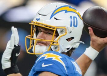 Justin Herbert isn’t letting his injured hand compromise Chargers’ lofty ambitions