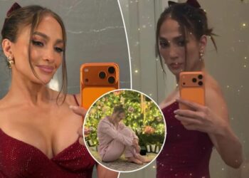 Jennifer Lopez’s Christmas snap has fans scratching their heads