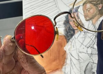 Meet a colorblind painter who’s been using special glasses since the 1980s to see nearly two-thirds of the spectrum