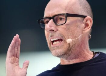 Scott Galloway says the key to landing jobs is be as social as possible: ‘70% of the time, the person they pick is someone with an internal advocate’