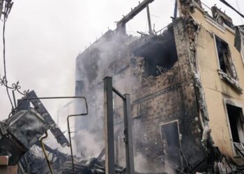 Russia Bombards Kyiv as Zelensky Prepares for Talks With Trump