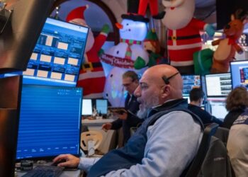 Brutal year for stock picking spurs trillion-dollar fund exodus