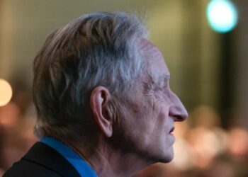 ‘Godfather of AI’ Geoffrey Hinton predicts 2026 will see the technology get even better and gain the ability to ‘replace many other jobs’