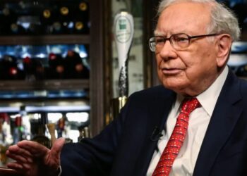 Warren Buffett’s career advice to young professionals is to ‘hang out with people better than you’