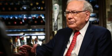 Warren Buffett’s career advice to young professionals is to ‘hang out with people better than you’