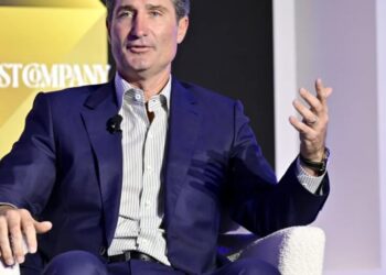 Starbucks CEO Brian Niccol says a Reddit thread about people interviewing at the company convinced him his ‘Back to Starbucks’ plan is working