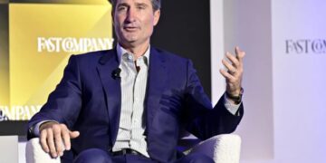 Starbucks CEO Brian Niccol says a Reddit thread about people interviewing at the company convinced him his ‘Back to Starbucks’ plan is working