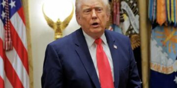 ‘Grandpa’s drinking again’: Internet calls Trump ‘insane’ after he misidentifies US symbol