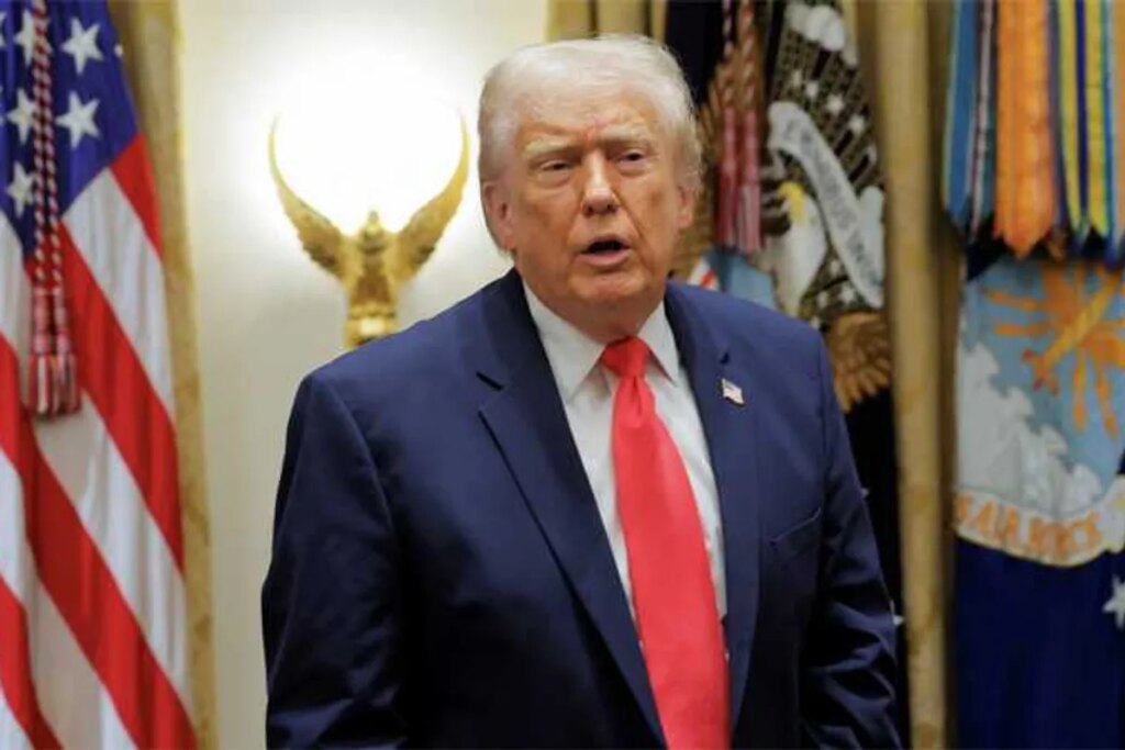 ‘Grandpa’s drinking again’: Internet calls Trump ‘insane’ after he misidentifies US symbol