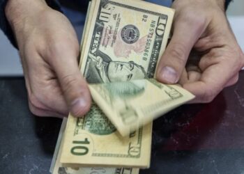 Dollar set for worst year since 2017 with Fed drama center stage
