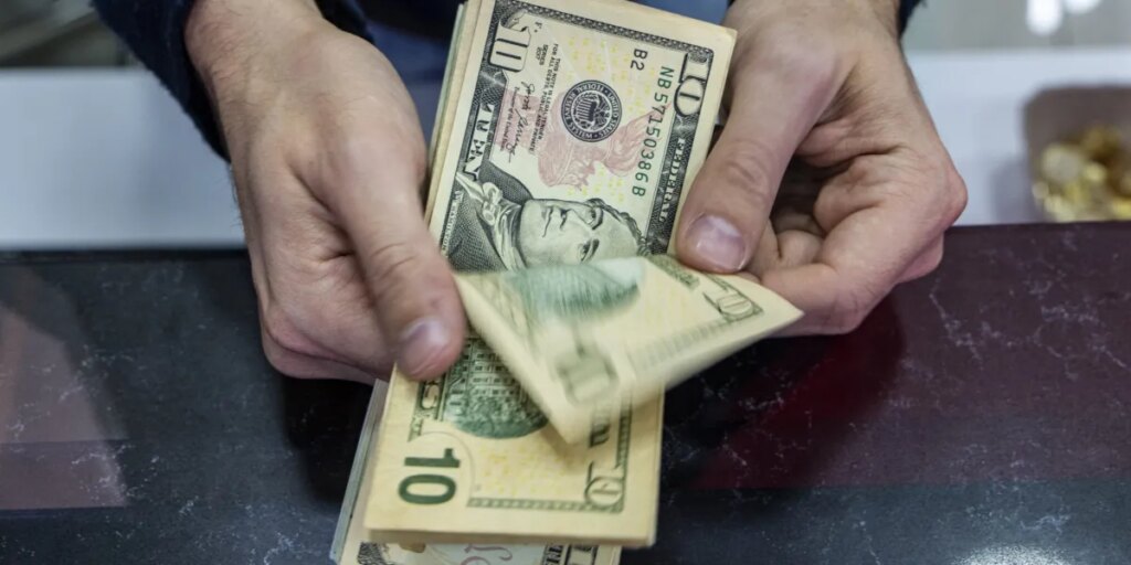 Dollar set for worst year since 2017 with Fed drama center stage