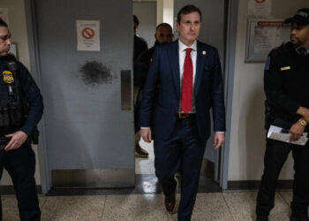 ICE Allows Democratic Lawmakers Inside Migrant Cells in New York City