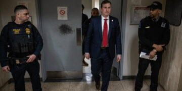 ICE Allows Democratic Lawmakers Inside Migrant Cells in New York City