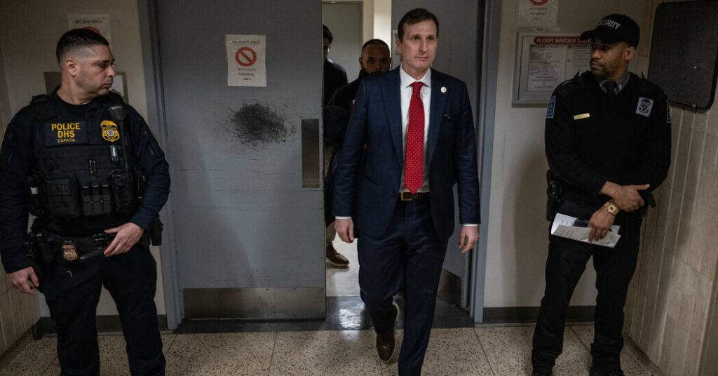 ICE Allows Democratic Lawmakers Inside Migrant Cells in New York City