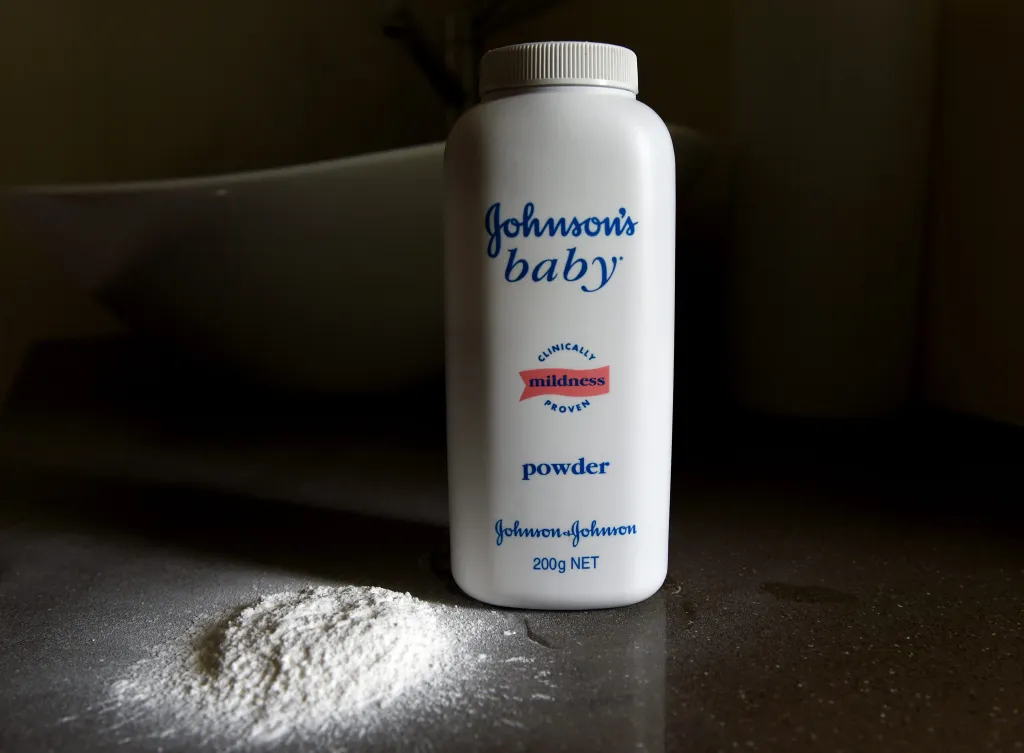 A mother of three who claimed talcum products made by Johnson & Johnson exposed her to asbestos and contributed to her developing cancer in the lining of her lungs.
