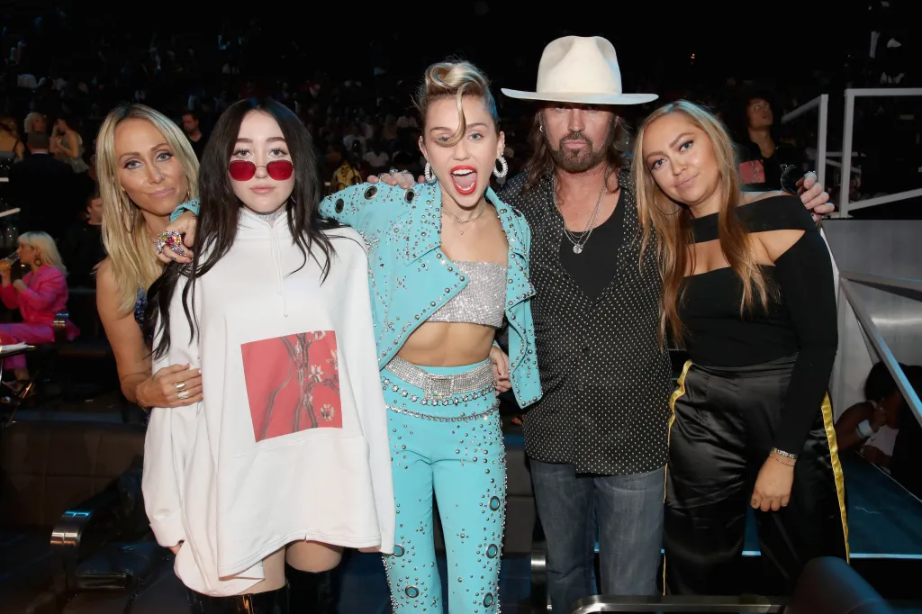 Tish Cyrus, Noah Cyrus, Miley Cyrus, Billy Ray Cyrus and Brandi Cyrus at the 2017 MTV Video Music Awards.