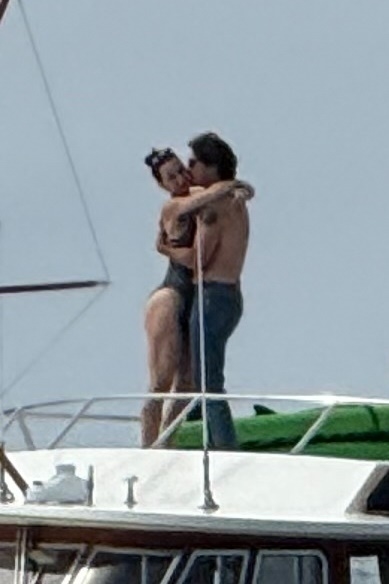 Katy Perry and Justin Trudeau kissing on a yacht.