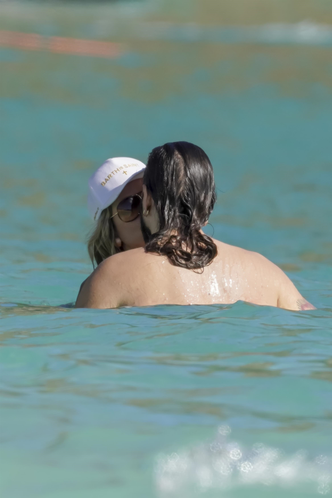 Heidi Klum and Tom Kaulitz kissing in the ocean.