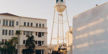 Larry Ellison Personally Guarantees Paramount Bid for Warner Brothers