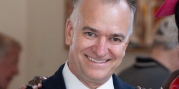 Palm Beach Rallies Behind a Restaurant Manager Held at ‘Alligator Alcatraz’