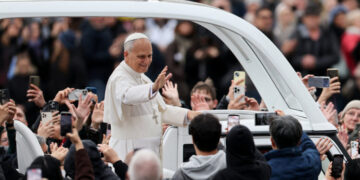 On Christmas, Pope Leo Tells World’s Leaders to Talk Rather Than Make War