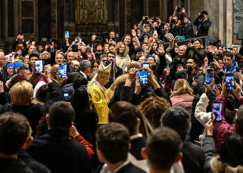 Pope Leo Surprises St. Peter’s Crowd Before Christmas Eve Mass
