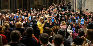 Pope Leo Surprises St. Peter’s Crowd Before Christmas Eve Mass