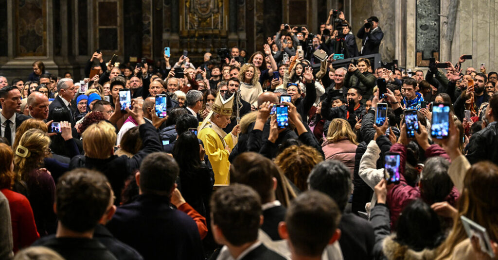 Pope Leo Surprises St. Peter’s Crowd Before Christmas Eve Mass