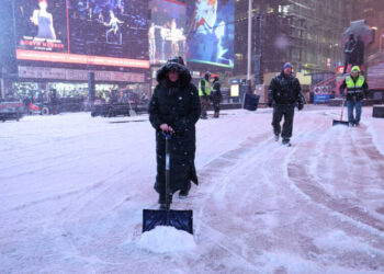 Snow Piles Up as Winter Blast Moves Through New York City Area