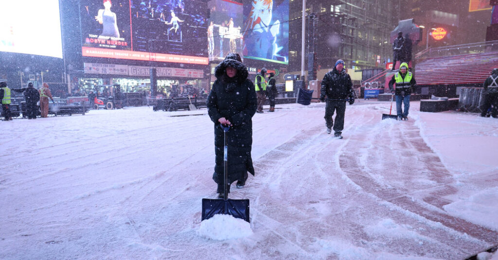 Snow Piles Up as Winter Blast Moves Through New York City Area