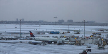 Hundreds of Flights Canceled at New York Airports, Even With a Few Inches of Snow