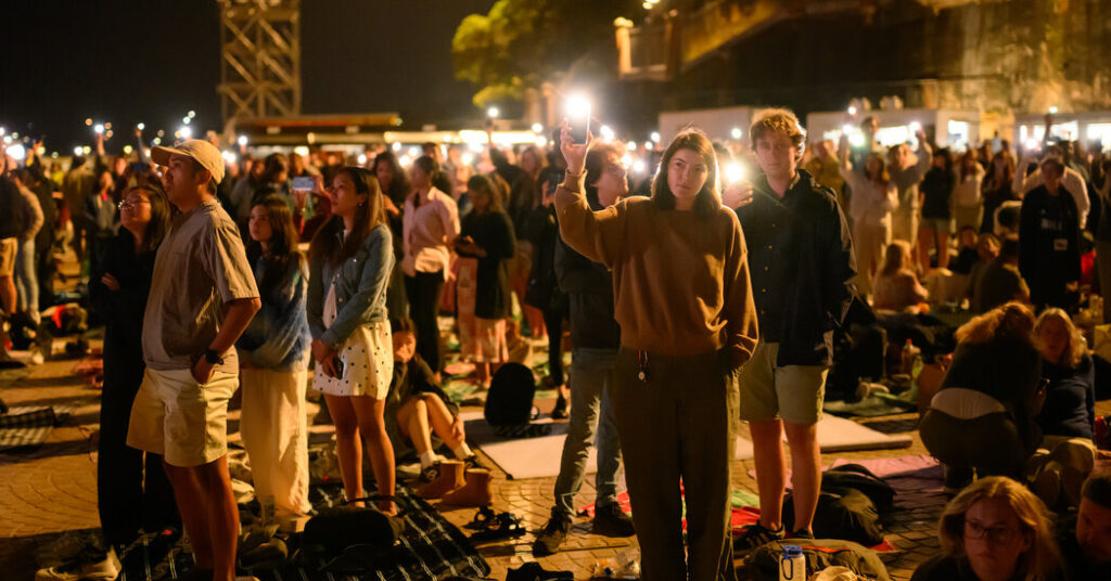 Ahead of New Year, Sydney Holds Vigil for Bondi Beach Attack Victims