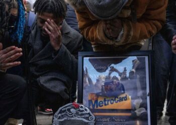 ‘Swipe, Swipe’: New Yorkers Give the MetroCard a Public Funeral