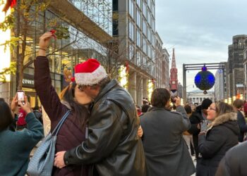 D.C. breaks the world record for most kisses under mistletoe