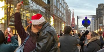 D.C. breaks the world record for most kisses under mistletoe