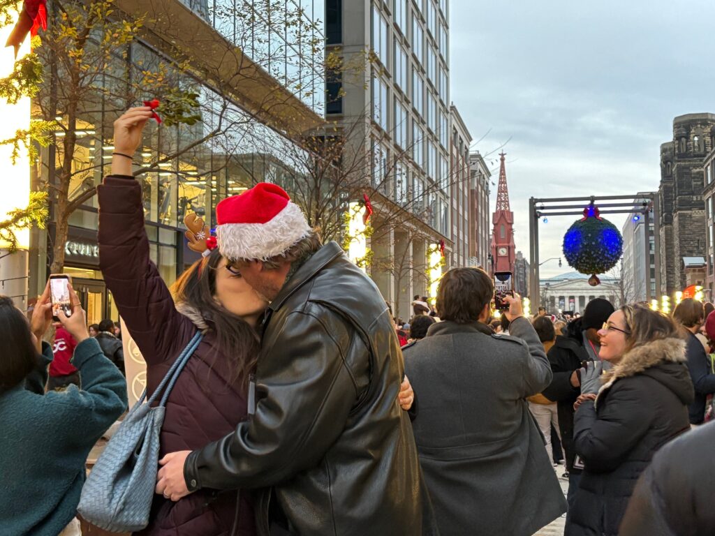 D.C. breaks the world record for most kisses under mistletoe
