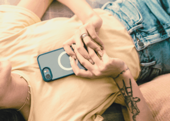 5 Warning Signs You’re Catching Feelings for an AI Chatbot