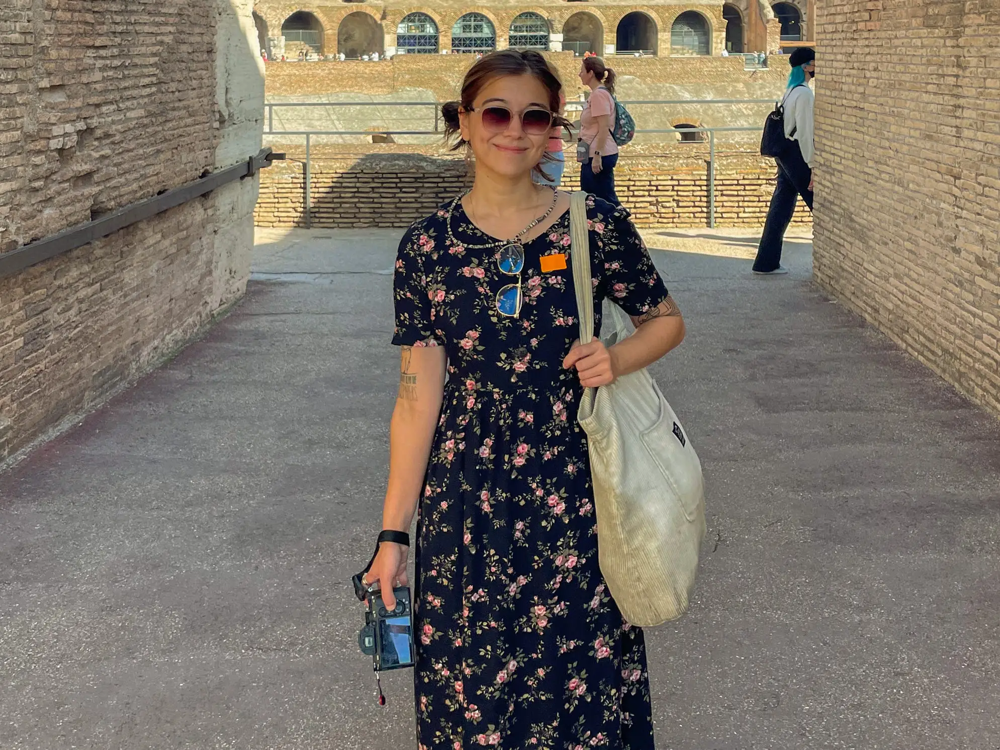 The author carries her tote bag in Rome.