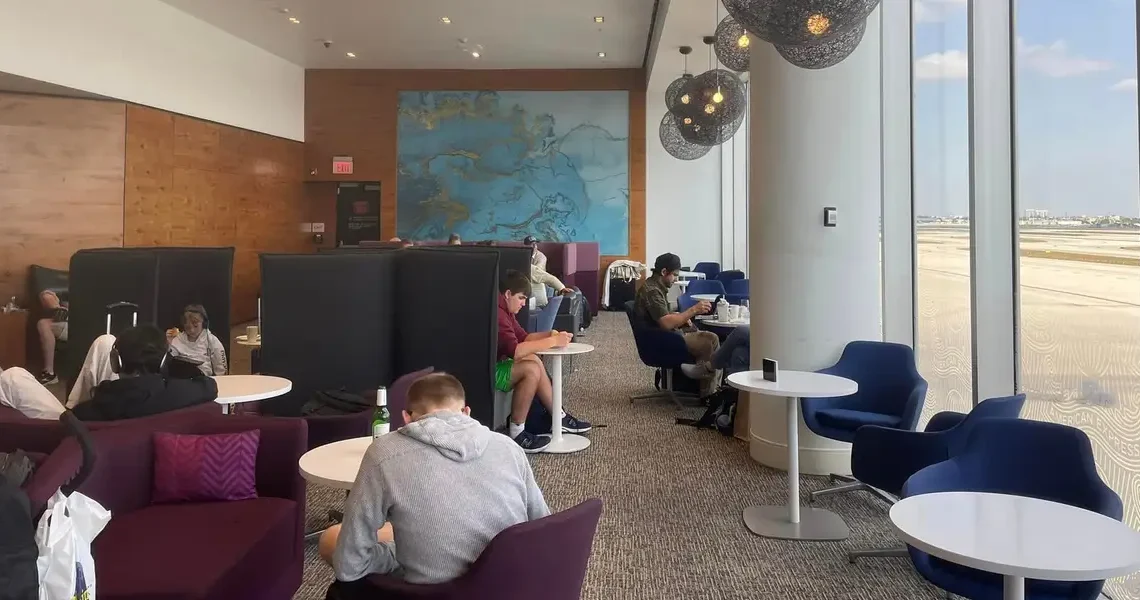 I’ve been to dozens of airport lounges worldwide. Here are the 5 things I never do in them.