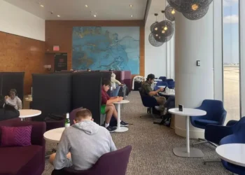 I’ve been to dozens of airport lounges worldwide. Here are the 5 things I never do in them.