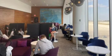 I’ve been to dozens of airport lounges worldwide. Here are the 5 things I never do in them.