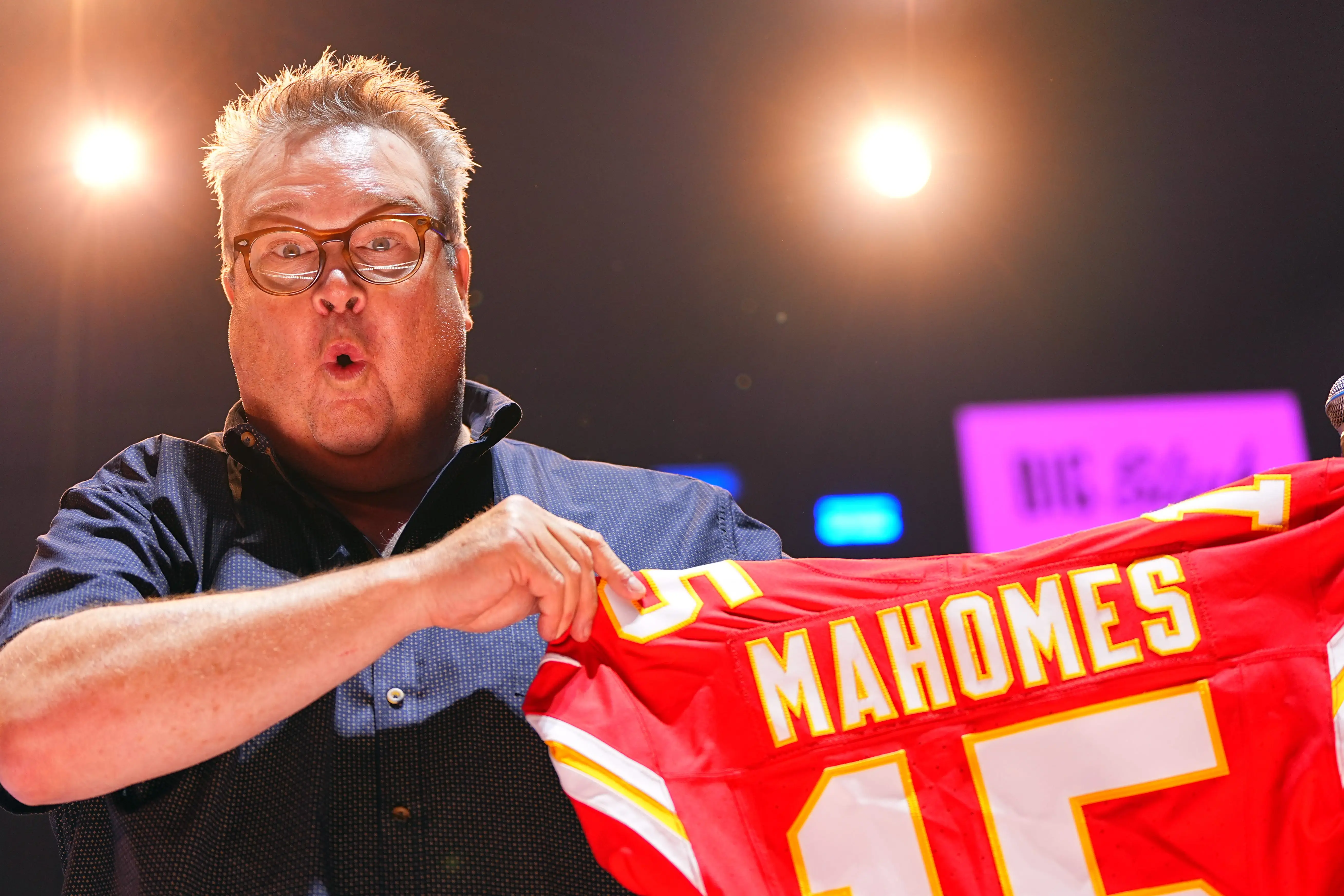Eric Stonestreet holding a Mahomes jersey