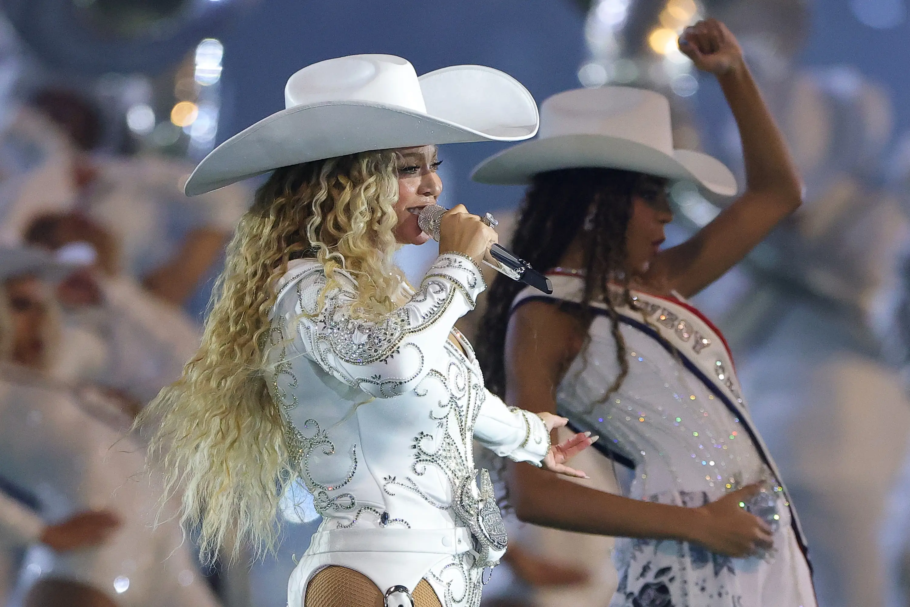 Beyoncé debuted live performances of 