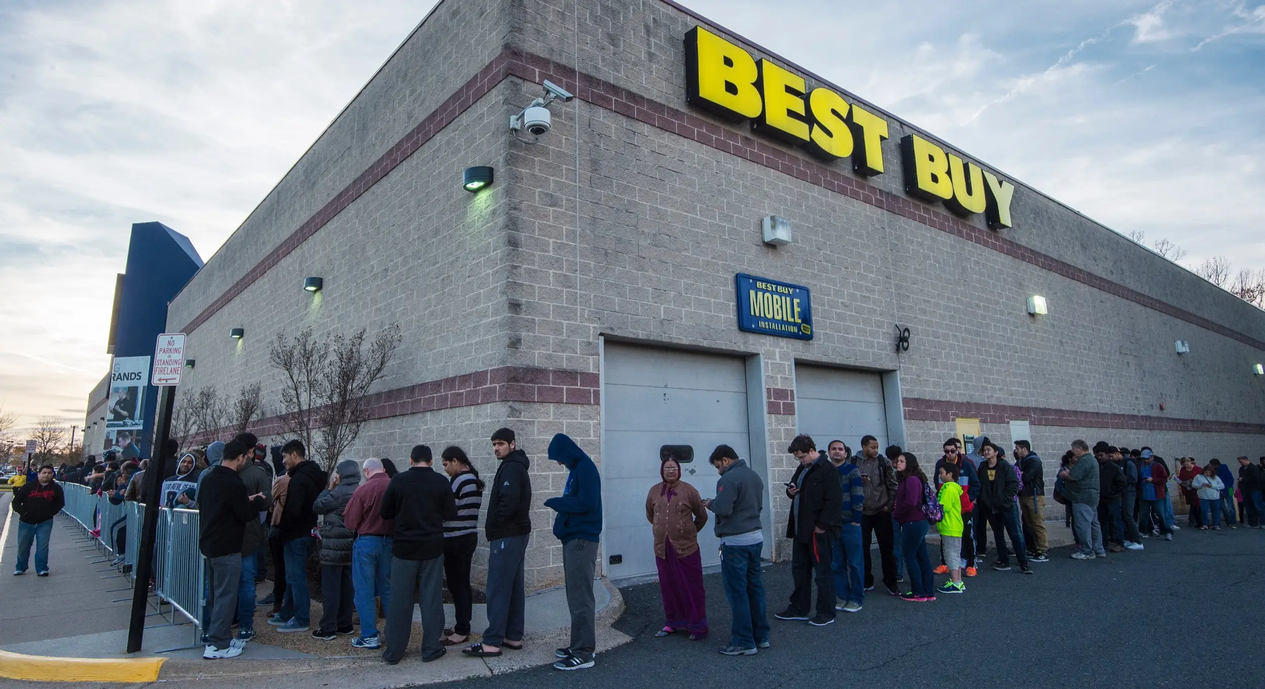 Customers line up waiting for the doors to open at a Best Buy store in Fairfax, Virginia on November 26, 2015, on a Black Friday sale that started a day earlier during Thanksgiving evening.