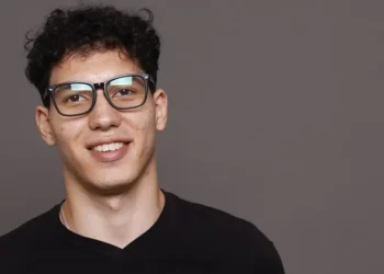 I’m a 22-year-old university student building an AI startup. The hardest part is losing student life.